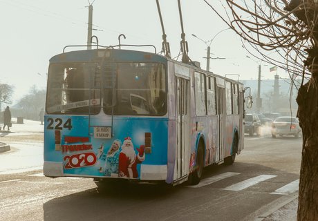 Как выглядит новогодний троллейбус, выехавший на улицы Читы – фоторепортаж ZAB.RU