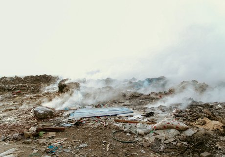Фоторепортаж: Городская свалка Читы стала пожарищем и местом ЧС