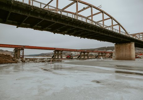 Соединить два берега. В Дарасуне продолжается строительство временного моста