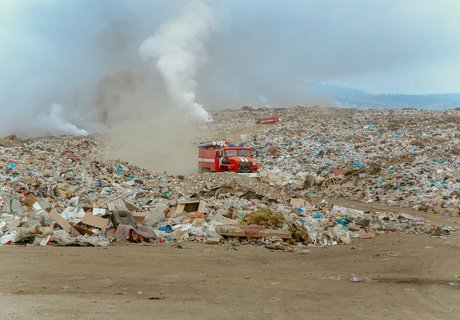 Фоторепортаж: Городская свалка Читы стала пожарищем и местом ЧС