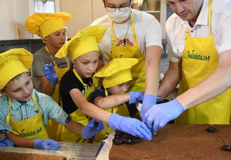 Торт в виде дороги приготовил зампред правительства Паздников