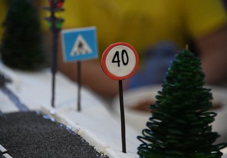 Торт в виде дороги приготовил зампред правительства Паздников