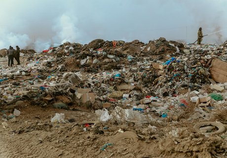 Фоторепортаж: Городская свалка Читы стала пожарищем и местом ЧС