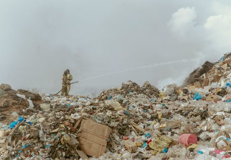 Фоторепортаж: Городская свалка Читы стала пожарищем и местом ЧС