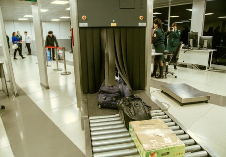 «Х-Скан» и кинологи – как проверяют туристов в аэропорту Читы