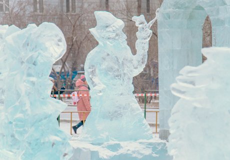 Холодная стройка. Как в центре Читы строят ледовый городок?