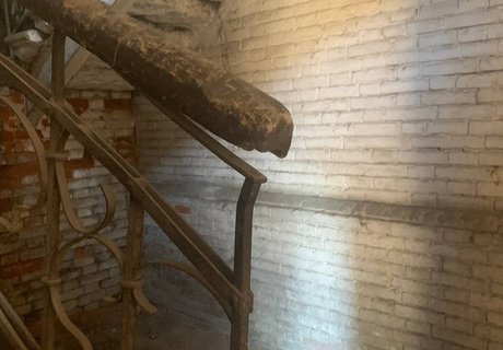 История и разруха: символы прошлого среди аварийного жилья