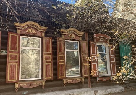 История и разруха: символы прошлого среди аварийного жилья