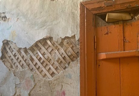 История и разруха: символы прошлого среди аварийного жилья