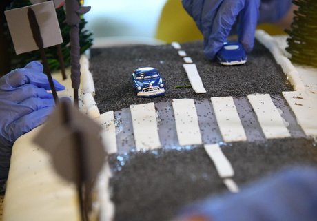 Торт в виде дороги приготовил зампред правительства Паздников