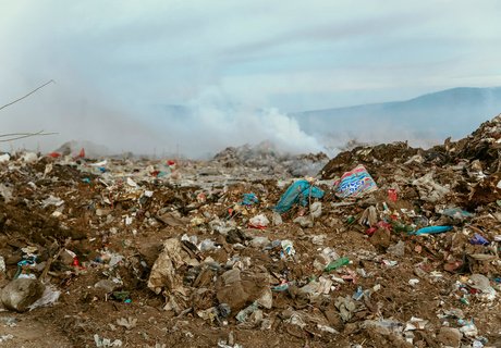 Фоторепортаж: Городская свалка Читы стала пожарищем и местом ЧС