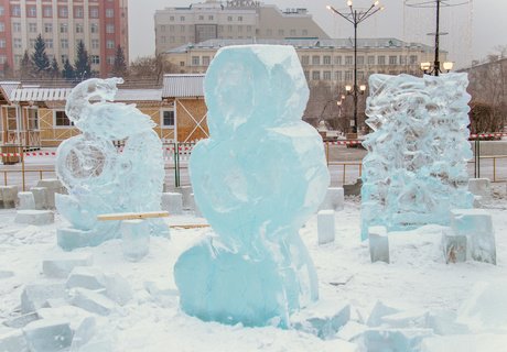 Холодная стройка. Как в центре Читы строят ледовый городок?