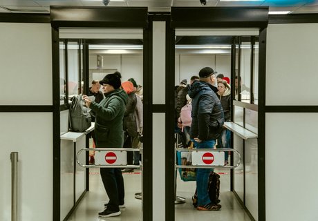 «Х-Скан» и кинологи – как проверяют туристов в аэропорту Читы