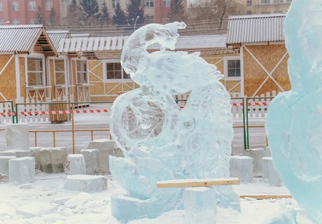 Холодная стройка. Как в центре Читы строят ледовый городок?