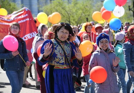 Красочное шествие трудовых коллективов в День Читы