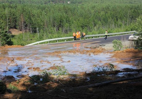 Обрушившийся на дорогу под Читой сель