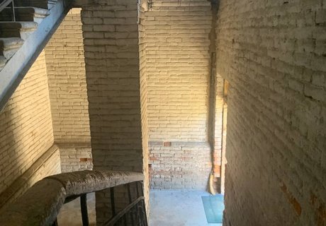 История и разруха: символы прошлого среди аварийного жилья