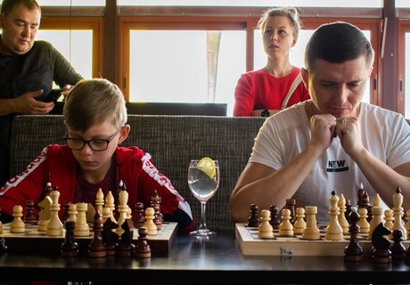 Сеанс одновременной игры в шахматы с международным мастером прошёл в МАКСИ