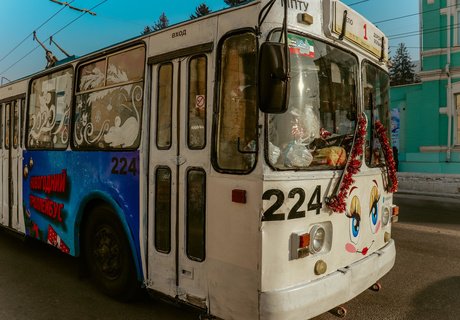 Как выглядит новогодний троллейбус, выехавший на улицы Читы – фоторепортаж ZAB.RU