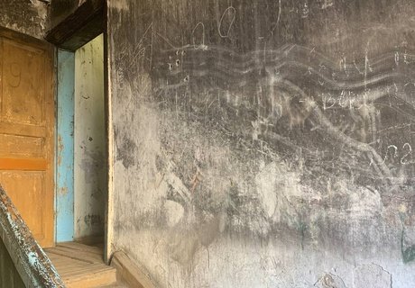 История и разруха: символы прошлого среди аварийного жилья