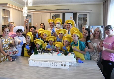 Торт в виде дороги приготовил зампред правительства Паздников