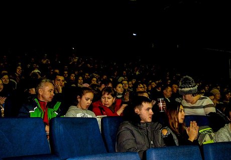 Посмеялись и ушли с подарками – читинцы побывали на премьере комедии «Холоп»