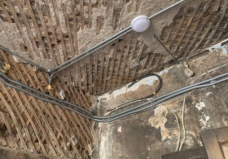 История и разруха: символы прошлого среди аварийного жилья