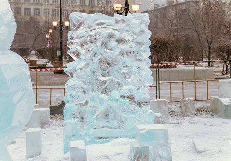 Холодная стройка. Как в центре Читы строят ледовый городок?