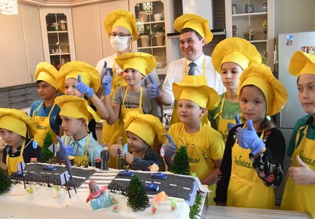 Торт в виде дороги приготовил зампред правительства Паздников