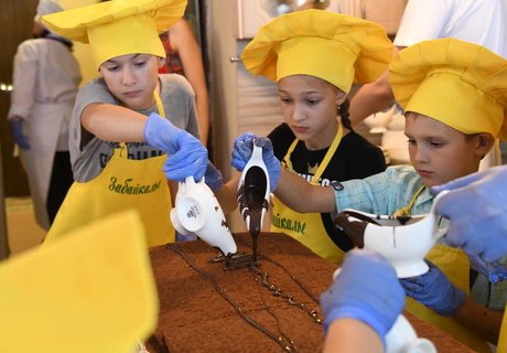 Торт в виде дороги приготовил зампред правительства Паздников