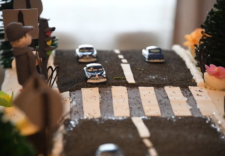 Торт в виде дороги приготовил зампред правительства Паздников