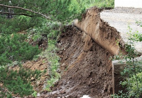 Обвал дороги на Высокогорье в Чите