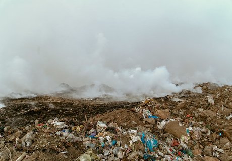 Фоторепортаж: Городская свалка Читы стала пожарищем и местом ЧС