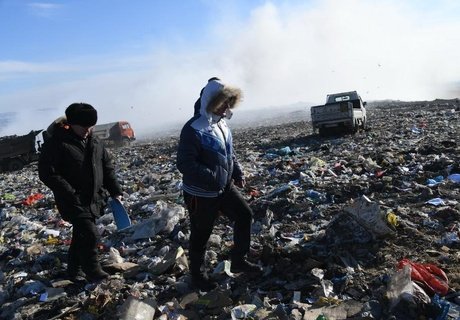 У горящей кромки мусорного полигона в Чите