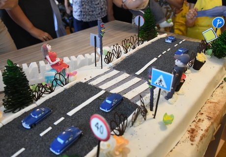 Торт в виде дороги приготовил зампред правительства Паздников