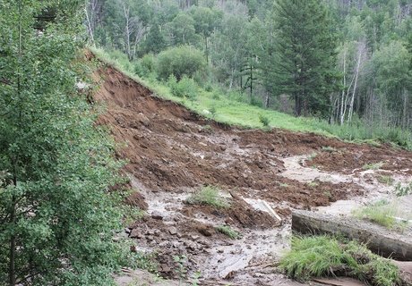 Обвал дороги на Высокогорье в Чите
