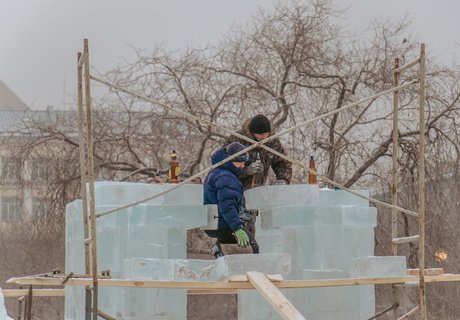 Холодная стройка. Как в центре Читы строят ледовый городок?