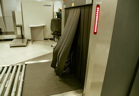 «Х-Скан» и кинологи – как проверяют туристов в аэропорту Читы