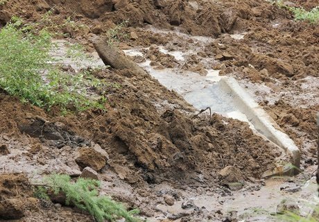 Обвал дороги на Высокогорье в Чите