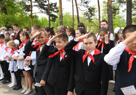 Школьники вступили в пионеры