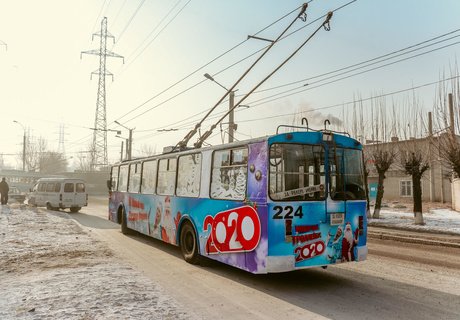 Как выглядит новогодний троллейбус, выехавший на улицы Читы – фоторепортаж ZAB.RU