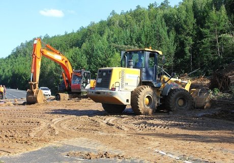 Обрушившийся на дорогу под Читой сель