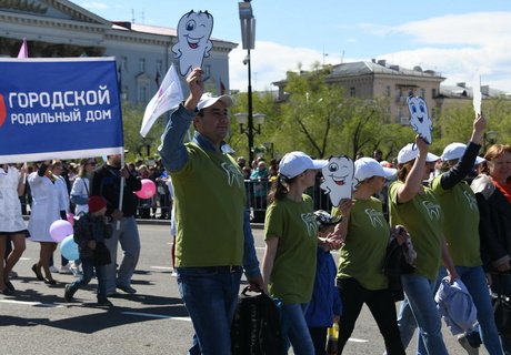 Красочное шествие трудовых коллективов в День Читы