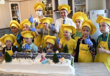 Торт в виде дороги приготовил зампред правительства Паздников