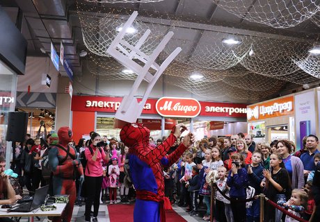 Шоу "Cosplay Party" в ТРЦ "Макси"