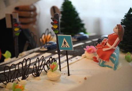 Торт в виде дороги приготовил зампред правительства Паздников