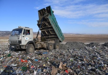 У горящей кромки мусорного полигона в Чите