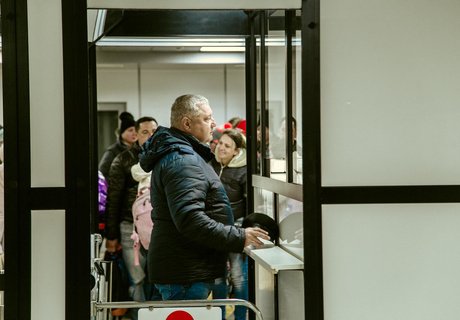 «Х-Скан» и кинологи – как проверяют туристов в аэропорту Читы