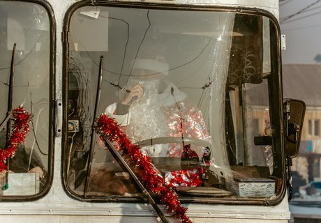Как выглядит новогодний троллейбус, выехавший на улицы Читы – фоторепортаж ZAB.RU