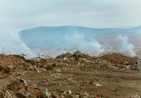 Фоторепортаж: Городская свалка Читы стала пожарищем и местом ЧС